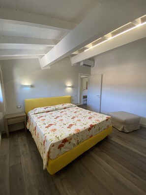 2 bedrooms, desk, iron/ironing board, travel cot - Villa "THE CELL"   (Marina di Campo)