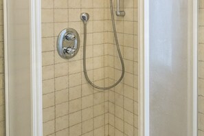 Shower, towels - M297 - Marcelli, three-room apartment with garden at 100 m. from the sea (Marcelli)