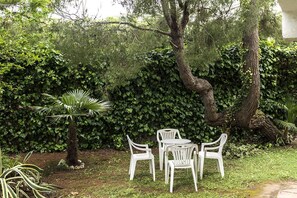 Outdoor dining - M297 - Marcelli, three-room apartment with garden at 100 m. from the sea (Marcelli)