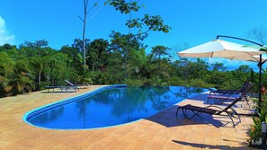 Una piscina al aire libre (de 06:30 a 18:00), sombrillas, tumbonas