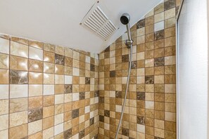 Shower, hair dryer, towels - GuestReady - Blue Stripes (Porto)