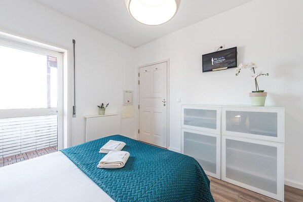 Iron/ironing board, internet, bed sheets - GuestReady - Blue Stripes (Porto)