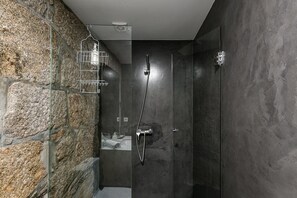 Douche, sèche-cheveux, serviettes fournies