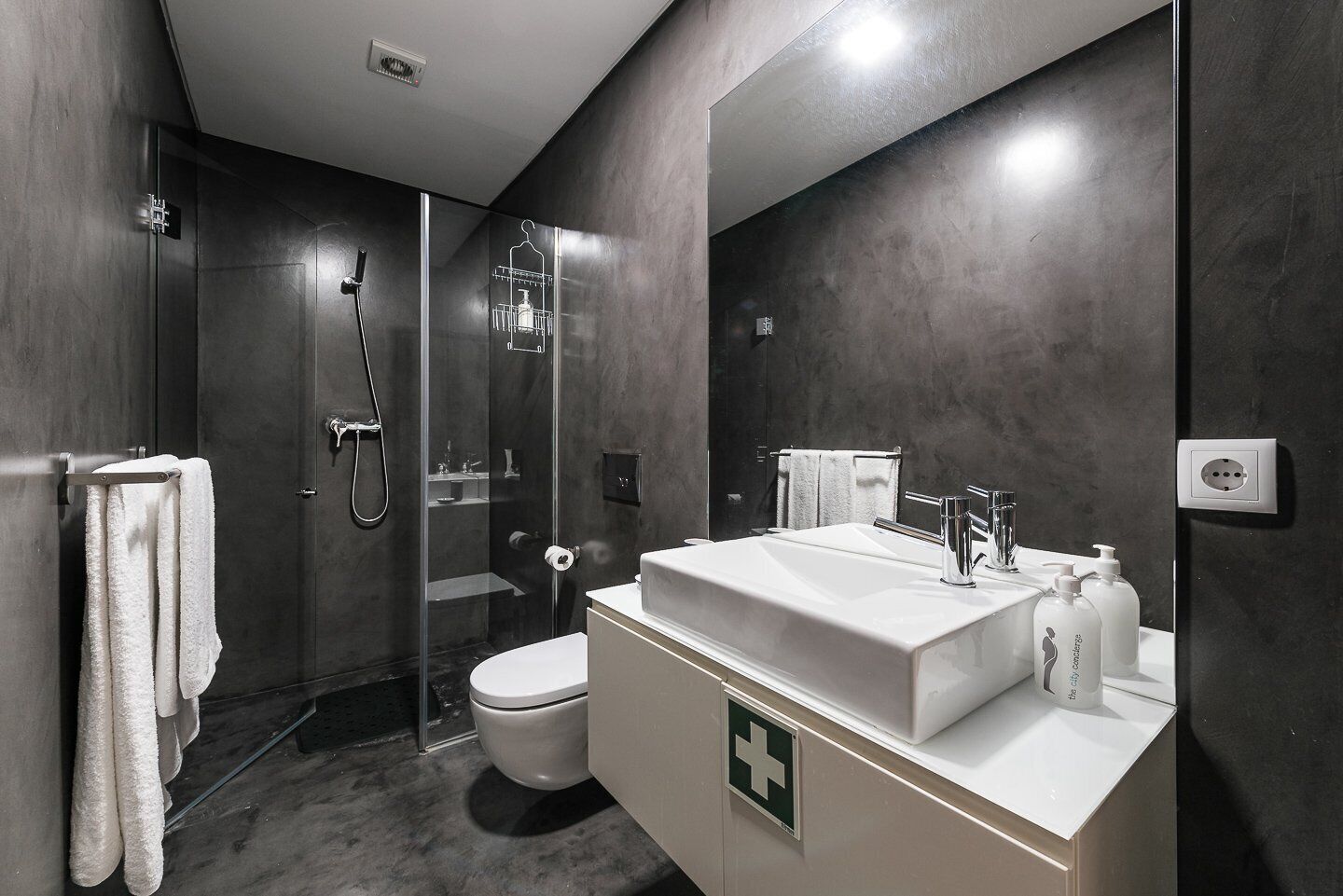 Douche, sèche-cheveux, serviettes fournies