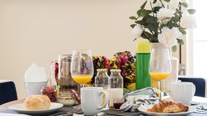 A breakfast table with various food items, drinks, and condiments. - GuestReady - La Maison Aires Gouveia 5 (Porto)