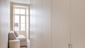 A hallway with a sofa, ottoman, and a lamp. - GuestReady - La Maison Aires Gouveia 5 (Porto)