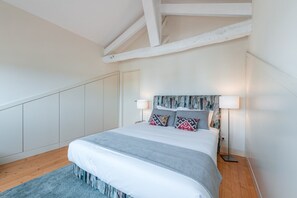 2 bedrooms, iron/ironing board, Internet, bed sheets