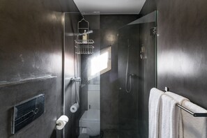 Dusj, hårføner og håndklær
