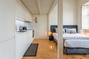 Escritorio, tabla de planchar con plancha, internet y ropa de cama 