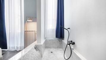 Douche, sĂšche-cheveux, bidet, serviettes fournies