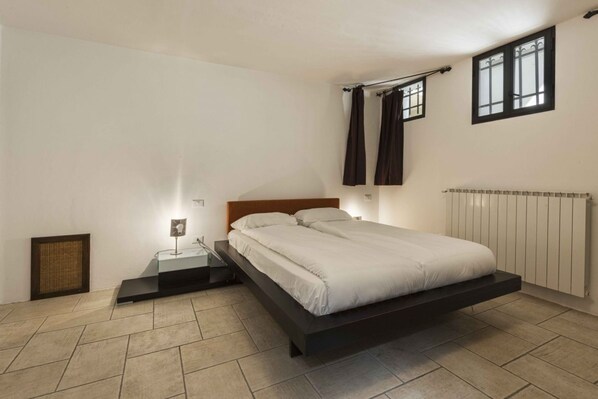 2 habitaciones, escritorio, tabla de planchar con plancha y wifi
