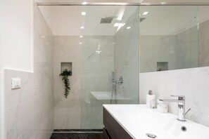 Dusche, Haartrockner, Bidet, Handtücher