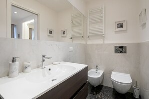 Dusj, hårføner, bidé og håndklær