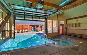 Inomhuspool och utomhuspool