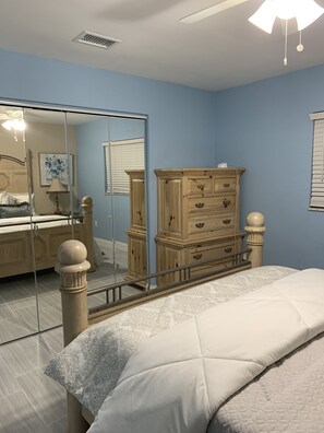 2 bedrooms, iron/ironing board, free WiFi, bed sheets - The Gulstream Place (Naples)