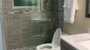 Dusche, Haartrockner, Handtücher, Seife