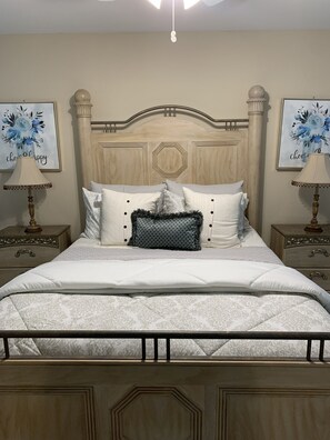 2 bedrooms, iron/ironing board, free WiFi, bed sheets - The Gulstream Place (Naples)