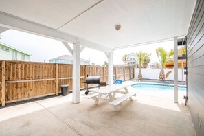 Outdoor dining - Latitude Adjustment | Poolside Paradise (Port Aransas)