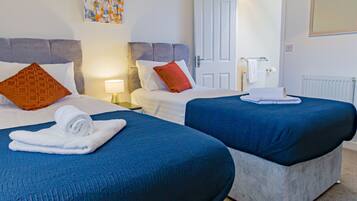 House | 3 bedrooms, individually furnished, iron/ironing board, free WiFi