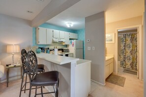Coffee/tea maker, fridge, microwave, stovetop