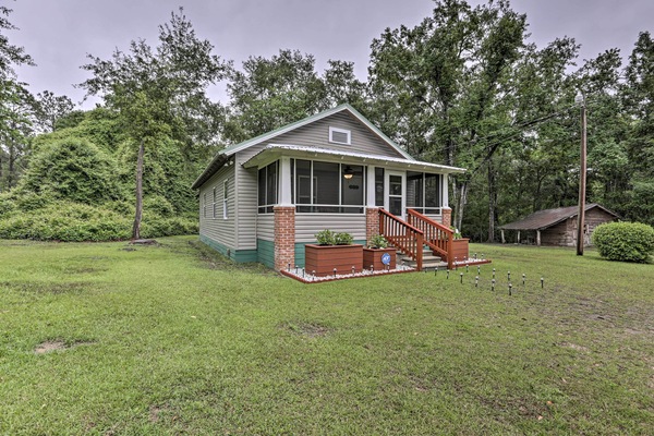 Quincy Vacation Rental | 3BR | 1BA | 900 Sq Ft | Stairs Required