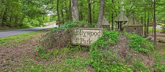 Near Nat'l Park: ‘Hollywood Park’ Hot Springs Home