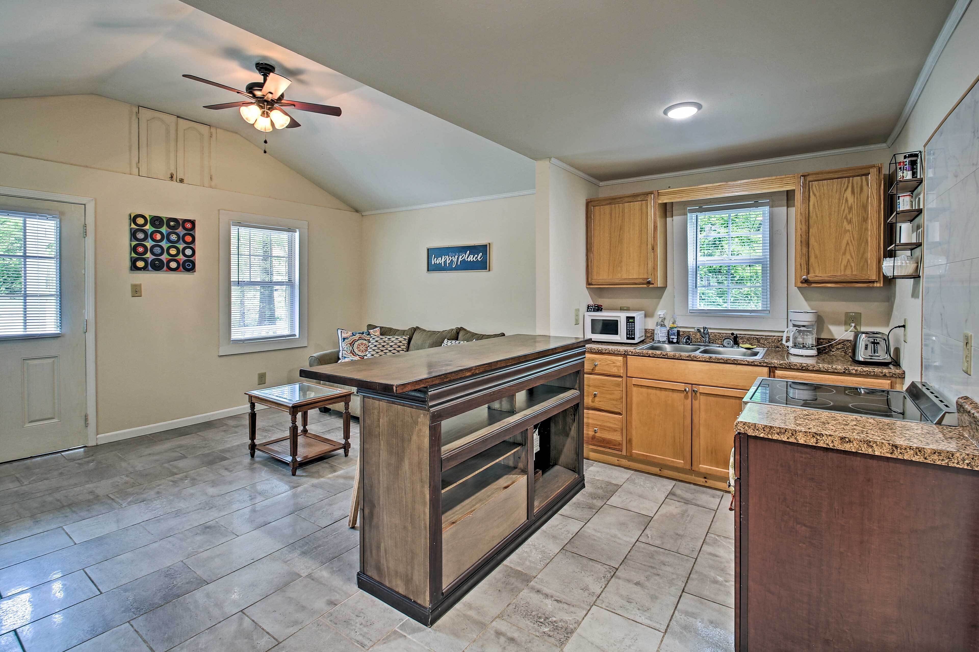 ‘Hollywood Park’ Home < 3 Mi to National Park!