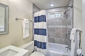Articles de toilette gratuits, sèche-cheveux, serviettes fournies
