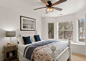 5 Schlafzimmer, Schreibtisch, Bügeleisen/Bügelbrett, Reisekinderbett