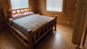3 bedrooms, iron/ironing board, free WiFi, bed sheets - Jellystone Lodge (Warrens)