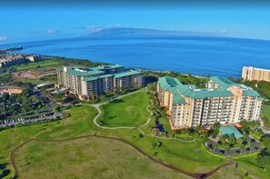 Ein Resort mit mehreren Hochhäusern, einem Golfplatz und Blick auf den Ozean.