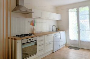 Réfrigérateur, four, lave-vaisselle, cafetière/bouilloire