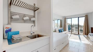 Tabla de planchar con plancha, wifi, ropa de cama