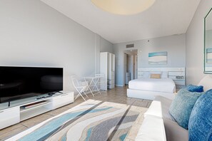 Tabla de planchar con plancha, wifi y ropa de cama