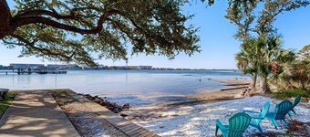 Wonderful sound-front studio with pool, central AC, balcony & elevator