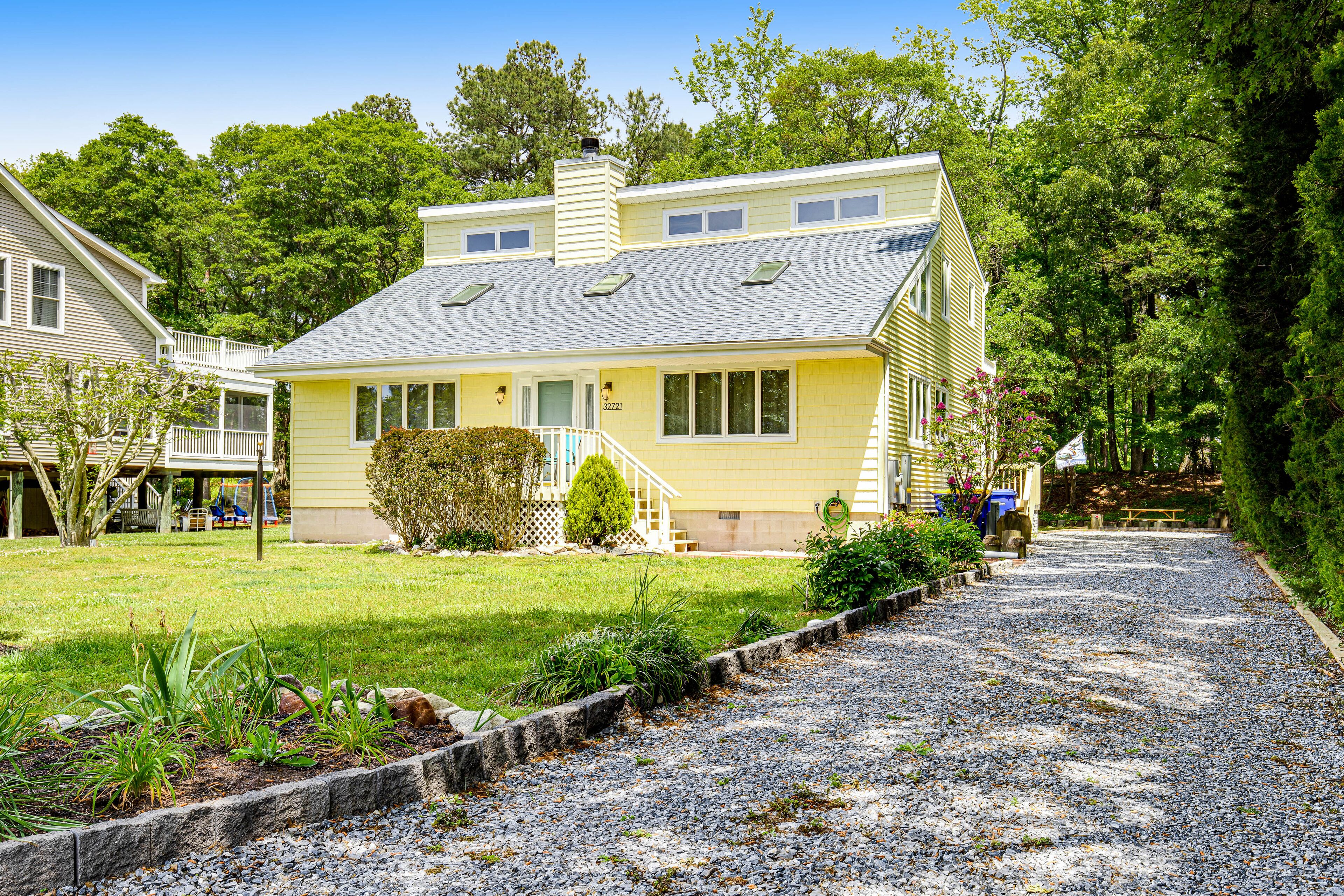 Ocean Way Estates retreat with large upper deck & enclosed patio - dog-friendly