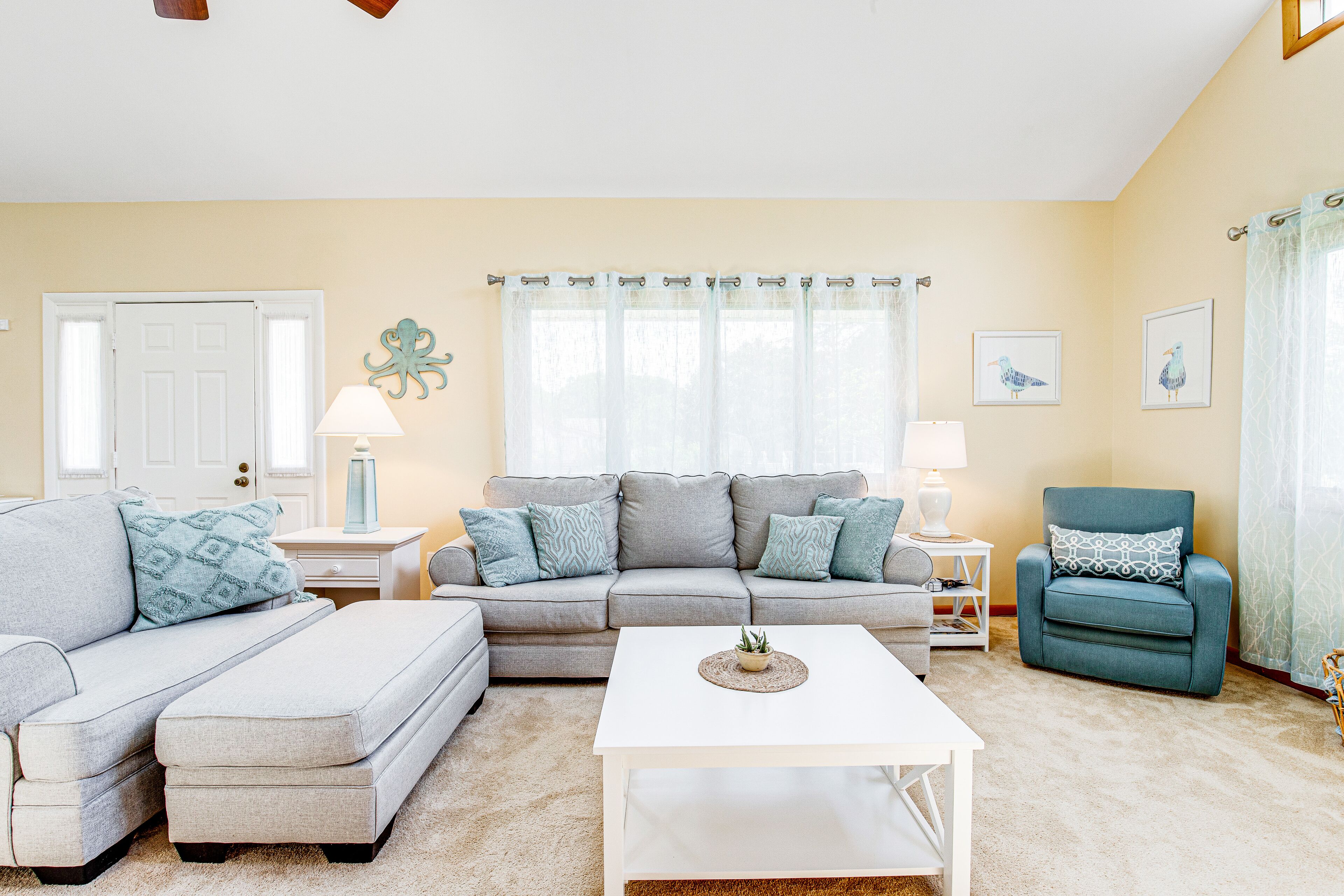 Ocean Way Estates retreat with large upper deck & enclosed patio - dog-friendly