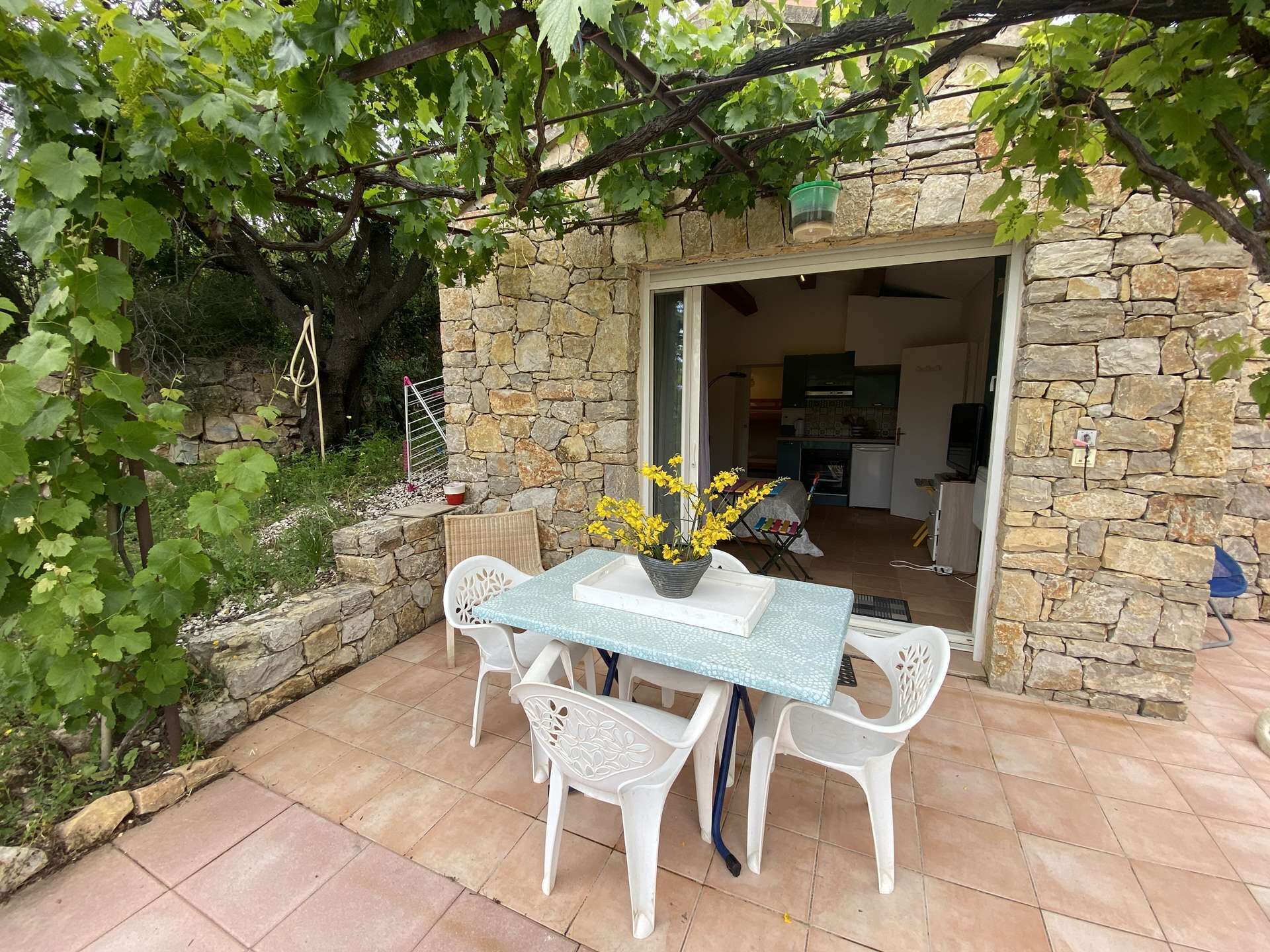Garden level in quiet private property