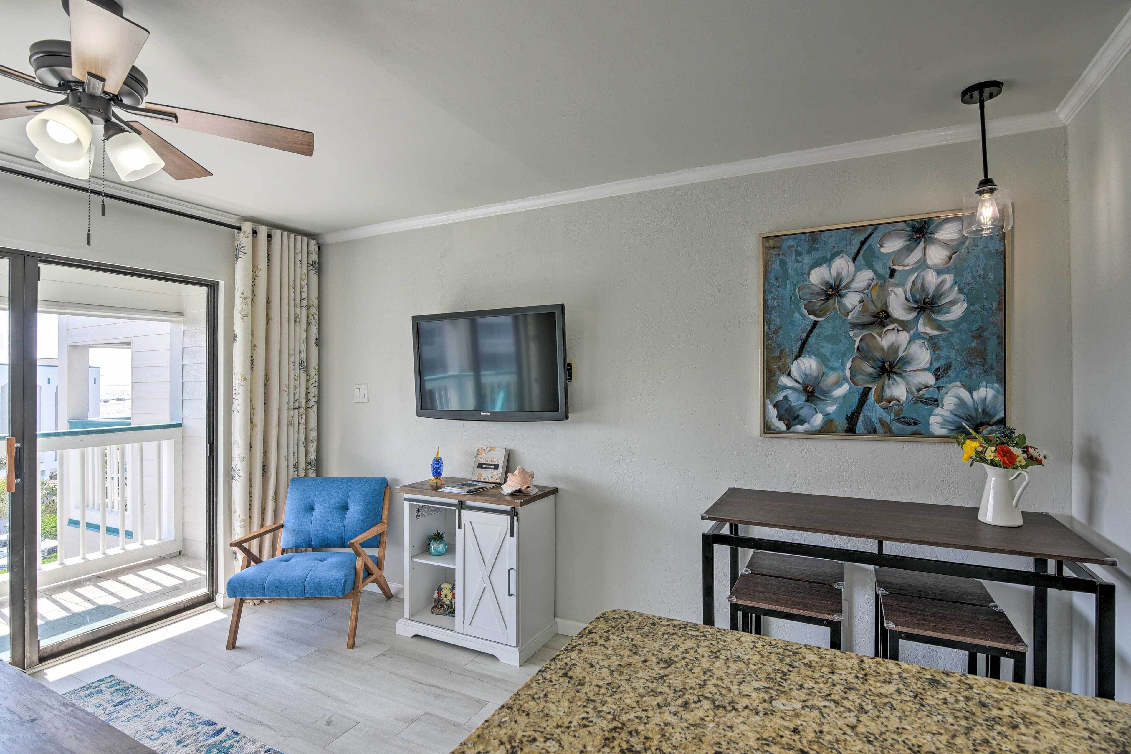 Galveston Getaway Across From 61st St. Pier!