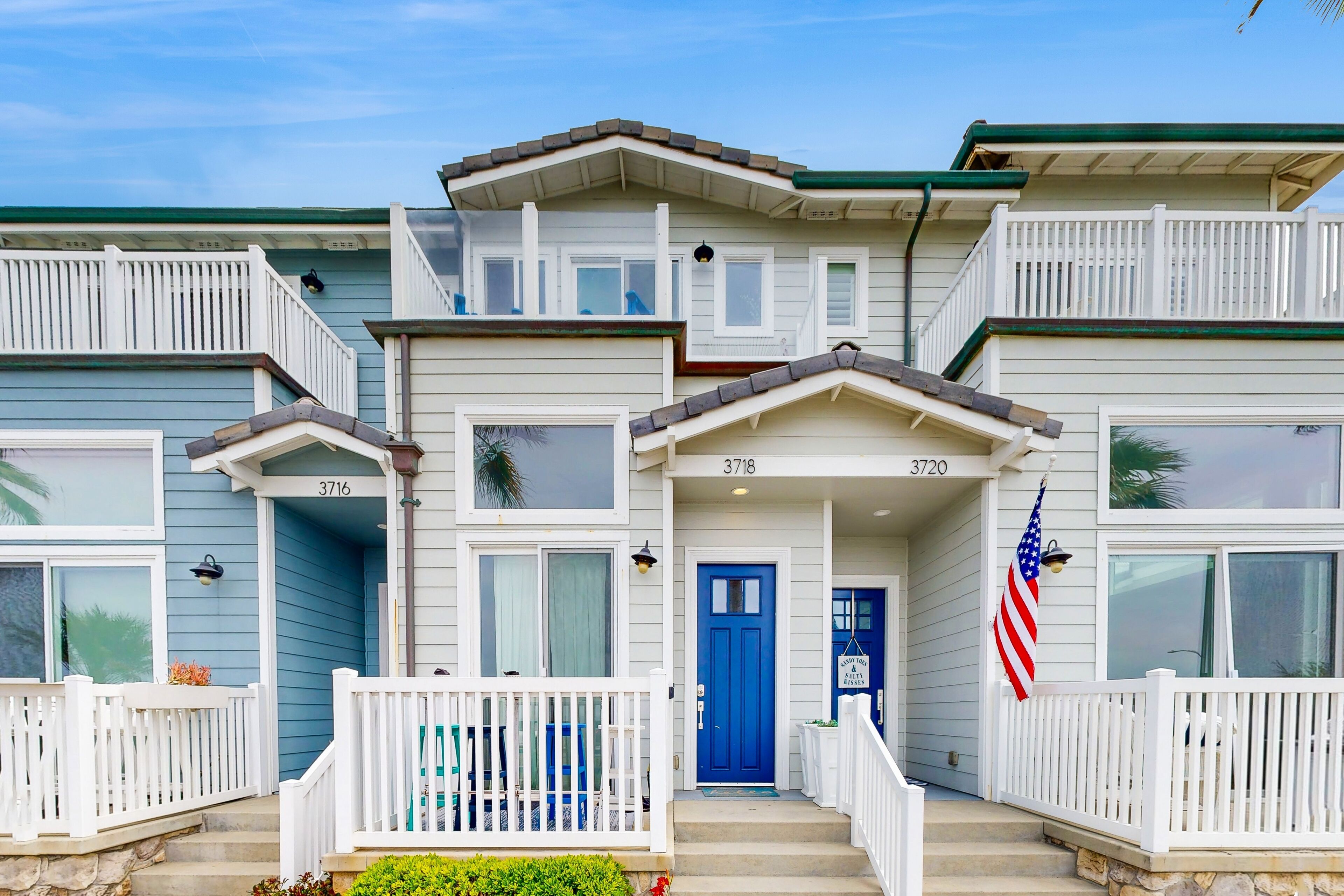 Bright & Beautiful Condo Across Street From Beach w/Central AC, Free WiFi, & W/D