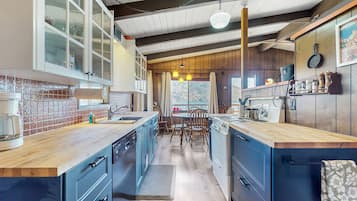 Kylskåp, mikrovågsugn, ugn och spishäll