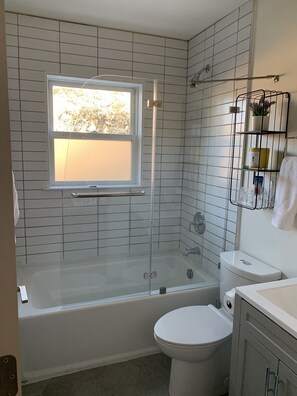 Combined shower/bathtub, hair dryer, towels, soap