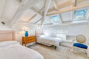 5 bedrooms, iron/ironing board, WiFi, bed sheets