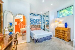 5 bedrooms, iron/ironing board, WiFi, bed sheets