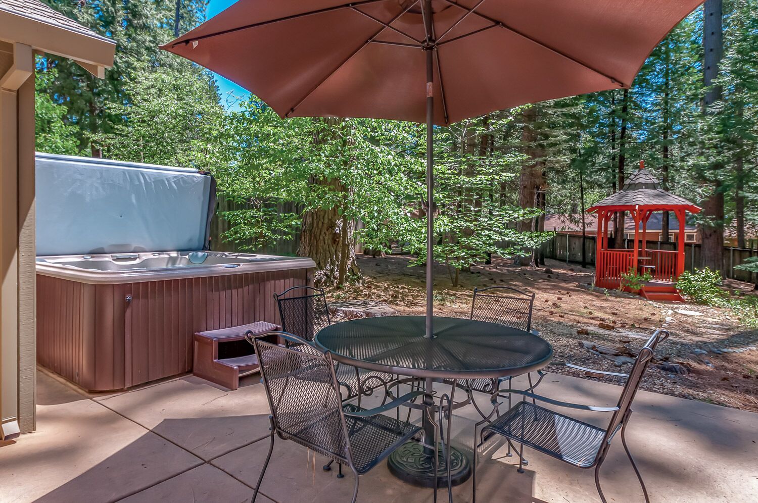 ARNOLD SCHWARTZENCABIN - PET FRIENDLY W/FENCED BACK YARD AND HOT TUB
