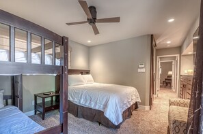 2 bedrooms, desk, WiFi, bed sheets