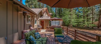 ARNOLD SCHWARTZENCABIN - PET FRIENDLY W/FENCED BACK YARD AND HOT TUB