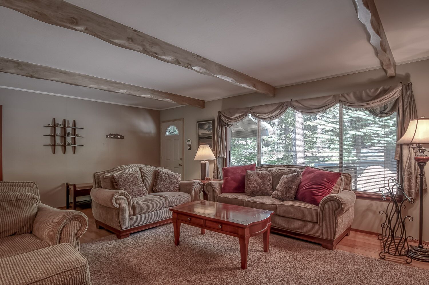 ARNOLD SCHWARTZENCABIN - PET FRIENDLY W/FENCED BACK YARD AND HOT TUB