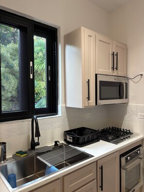 Geladeira, micro-ondas, fogão, cooktop