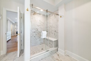 Bañera con ducha, bañera de hidromasaje, secador de pelo, toallas